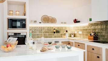 Een koelkast, een magnetron, een oven, een vaatwasser