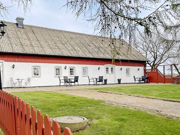 House | Outdoor dining - 3 Person Holiday Home in Skivarp (Skivarp)