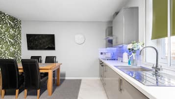 House, Private Bathroom | Shared kitchen | Full-size fridge, microwave, oven, stovetop