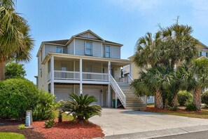 Exterior - ⚓Anchors Away: Pet-Friendly | Rooftop Deck | 4 Blocks to Beach⚓ (Kure Beach)