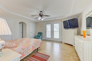 4 bedrooms, WiFi, bed sheets - ⚓Anchors Away: Pet-Friendly | Rooftop Deck | 4 Blocks to Beach⚓ (Kure Beach)