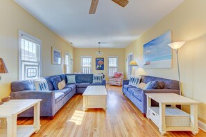 Smart TV, DVD player - ✨Time to Unwind: Pet-Friendly Home | Screened In Porch | Walk to Beach✨ (Kure Beach)
