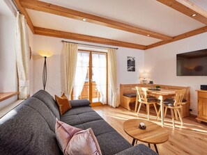 Dining - "karwendel" Modern Retreat (Kruen)