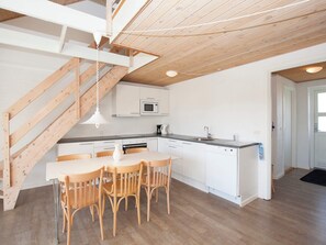 House | Dining - 8 Person Holiday Home on a Holiday Park in Blavand (Blavand)