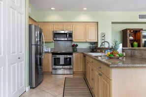 Fridge, oven, stovetop, dishwasher - Kona Sea Ridge#X1: Beautiful 2 level Spacious 3 bedroom with Ac & Ocean Views (Kailua Kona)