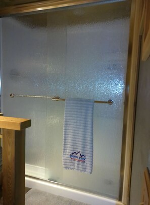 Shower, hair dryer, towels, soap - Rustic Serenity in the Ozarks (Harrison)