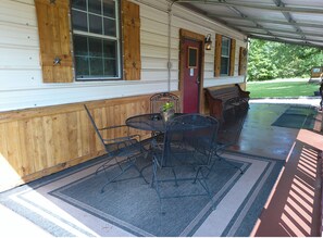 Outdoor dining - Rustic Serenity in the Ozarks (Harrison)