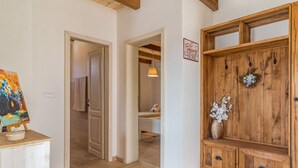 A room with a wooden cabinet, a painting on a stand, and a 'Welcome' sign. - Villa Malena Comfortable Holiday Residence (Svetvincenat)