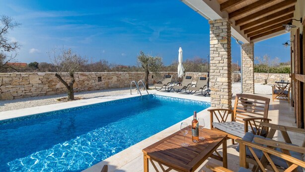 Outdoor pool - Villa Malena Comfortable Holiday Residence (Svetvincenat)
