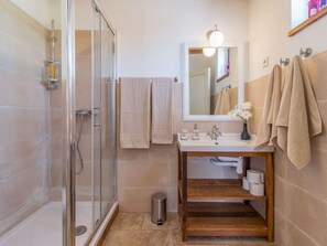 Villa | Badezimmer | Dusche, Haartrockner