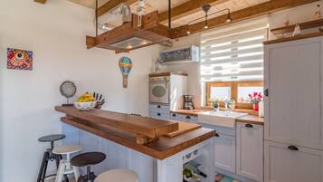 Villa | Private kitchen | Oven, electric kettle