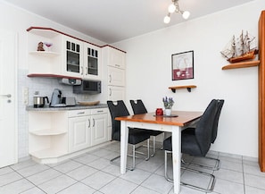 House | Private kitchen | Oven, electric kettle, toaster - Friesengold Modern Retreat (Esens)