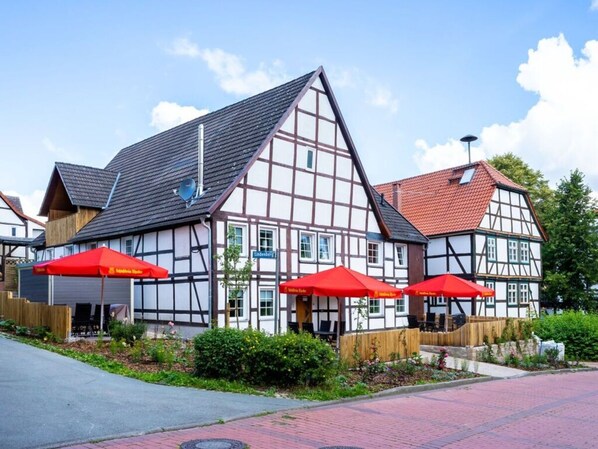 Exterior - Holiday Apartment at the Castle Park (Brakel)
