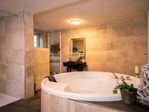 House | Bathroom | Bathtub - Holiday Apartment at the Castle Park (Brakel)