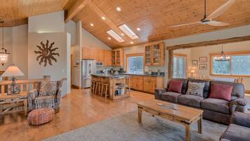 TV connectée, cheminée, baby-foot, table de tennis de table