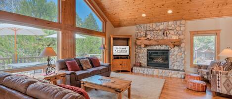 Smart TV, chimenea, futbolito, mesa de ping pong