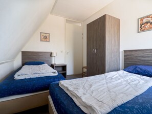 6 bedrooms, individually furnished, bed sheets - Villa Near the Lake in Makkum (Makkum)
