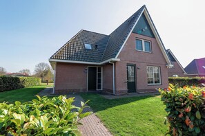 Exterior - Villa Near the Lake in Makkum (Makkum)