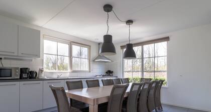 Villa Near the Lake in Makkum