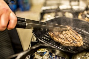 A person grilling a steak on a black grill pan. - Nice Apartment in Klein Upahl (Klein Upahl)