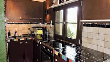 Frigorífic, forn, placa de cuina i cafetera i tetera