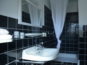 House | Bathroom - Langeness Modern Retreat (Nebel)
