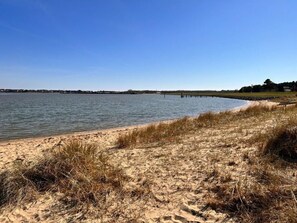 A beach with a clear view of the water and a distant pier. - Langeness Modern Retreat (Nebel)