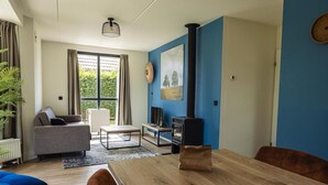 Un salon moderne avec un canapé, une table à manger et une cheminée.