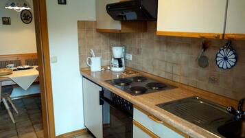 House | Private kitchen | Oven, electric kettle, toaster