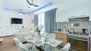 Køleskab, mikrobølgeovn, ovn, kogeplade