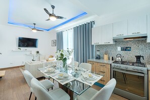 Jääkaappi, mikroaaltouuni, uuni, liesi