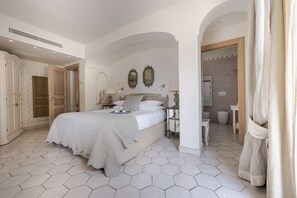 6 多间卧室、客房内保险箱、办公桌、熨斗/熨衣板