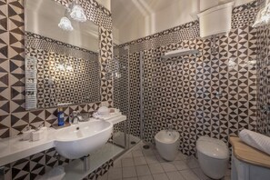 淋浴设施、吹风机、坐浴桶、毛巾