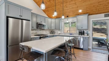 House, 3 Bedrooms | Private kitchen | Fridge, oven, coffee/tea maker, toaster