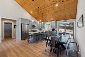 House, 3 Bedrooms | Private kitchen