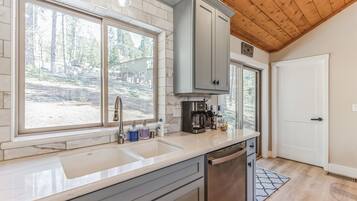 House, 3 Bedrooms | Private kitchen | Fridge, oven, coffee/tea maker, toaster
