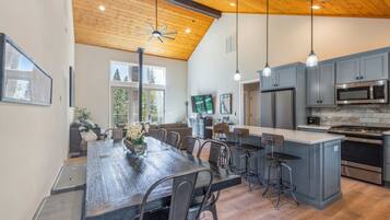 House, 3 Bedrooms | Private kitchen | Fridge, oven, coffee/tea maker, toaster