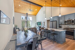 Hus, 3 soverom | Eget kjøkken | Kjøleskap, ovn, kaffetrakter/tekoker og brødrister