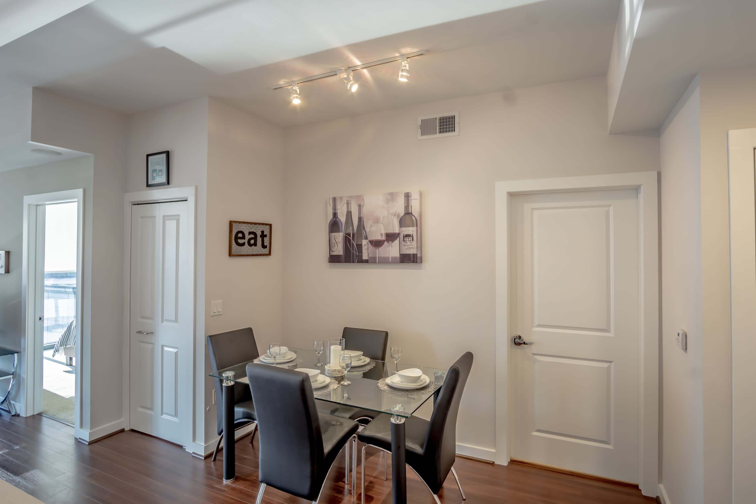 Apartment, 2 Bedrooms | Dining
