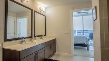 Apartment, 2 Bedrooms | Bathroom | Towels, shampoo, toilet paper