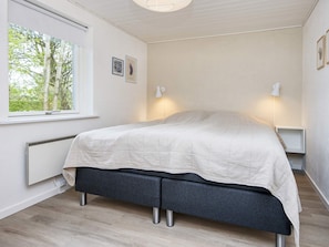 4 bedrooms, individually furnished - 6 Person Holiday Home in Hemmet (Hemmet)