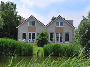 House | Exterior - Nice Holiday Home on the Water (Makkum)