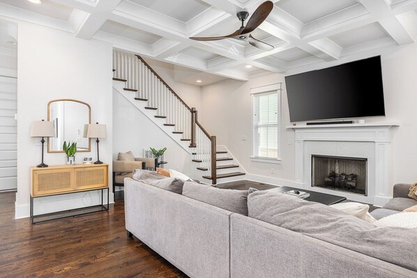 スマートテレビ、暖炉、テレビゲーム、テーブルサッカー台