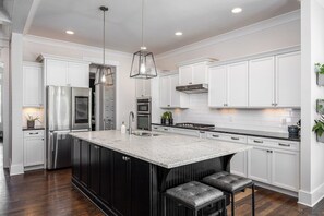 冷蔵庫、電子レンジ、オーブン、コンロ