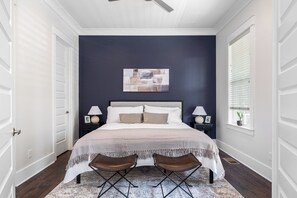 4 chambres, bureau, fer et planche à repasser, lit parapluie