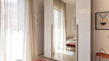 2 bedrooms, desk, iron/ironing board, travel cot