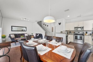 Un apartamento moderno con comedor, cocina y sala de estar.