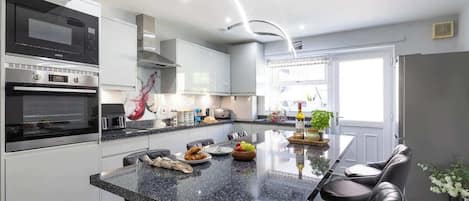 Refrigerador, microondas, horno, placa de cocina