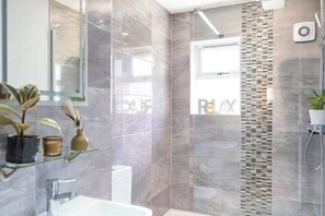 Shower, hair dryer, towels - Townhouse Harbour Retreat (North Yorkshire)