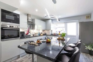 Geladeira, cooktop, talheres/pratos/utensílios de cozinha